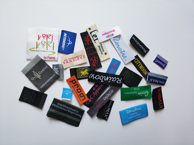 洗水嘜的常用材料有哪些？專業(yè)服裝輔料印刷廠家介紹